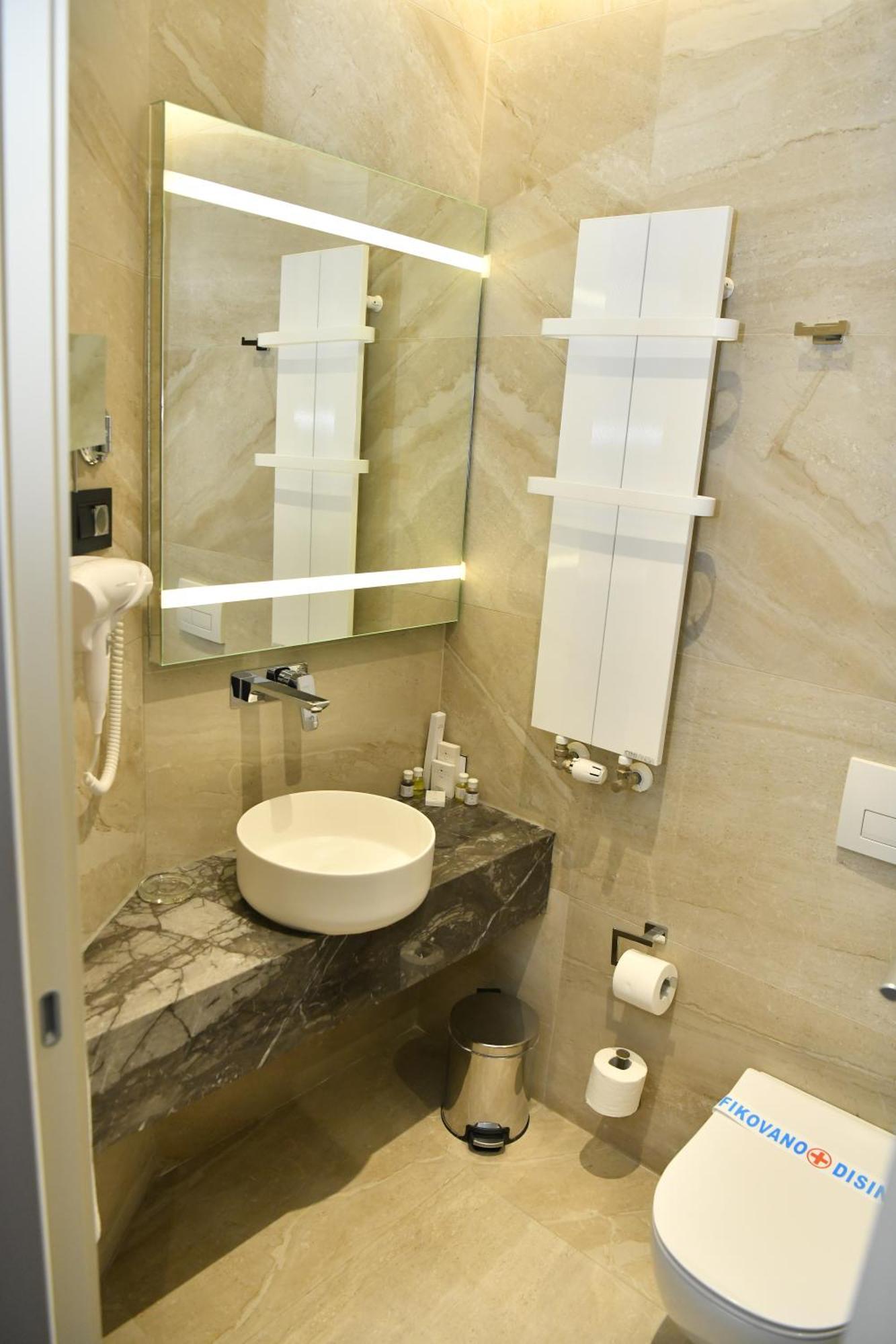 Hotel Zeneva Lux Kragujevac Luaran gambar