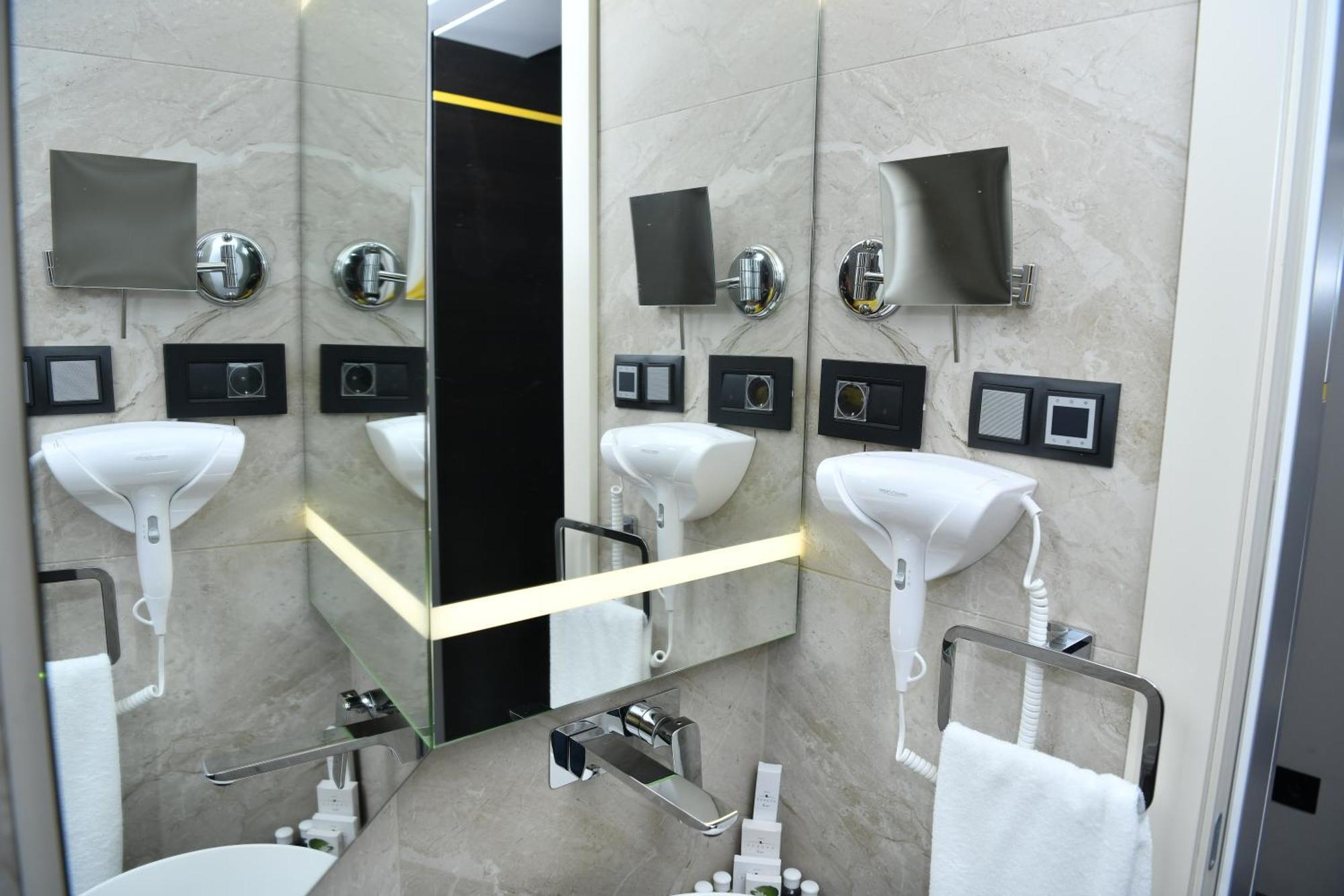 Hotel Zeneva Lux Kragujevac Luaran gambar