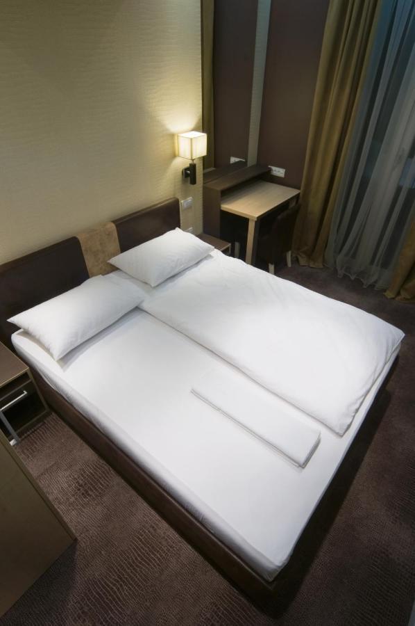 Hotel Zeneva Lux Kragujevac Luaran gambar